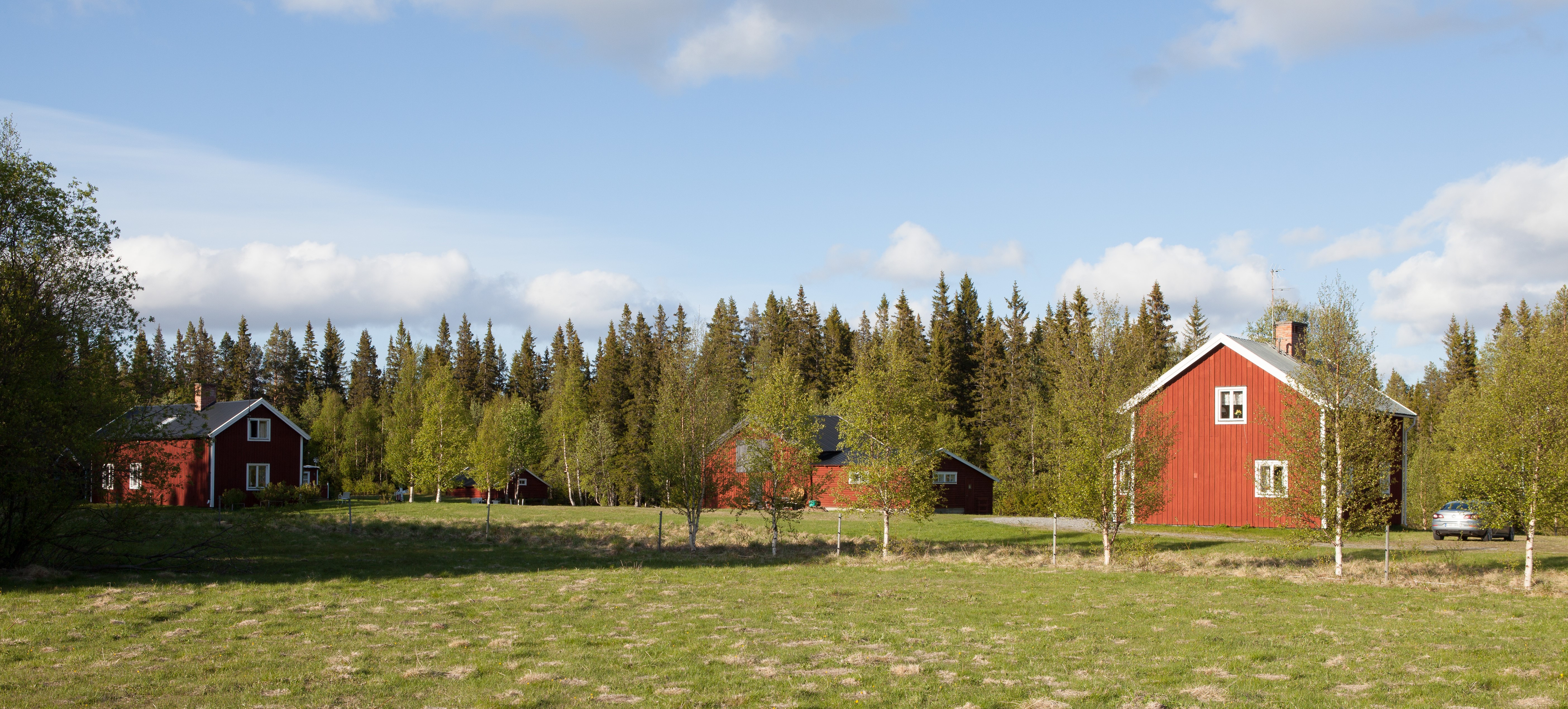 Rött hus med vita knutar på Modinsgården