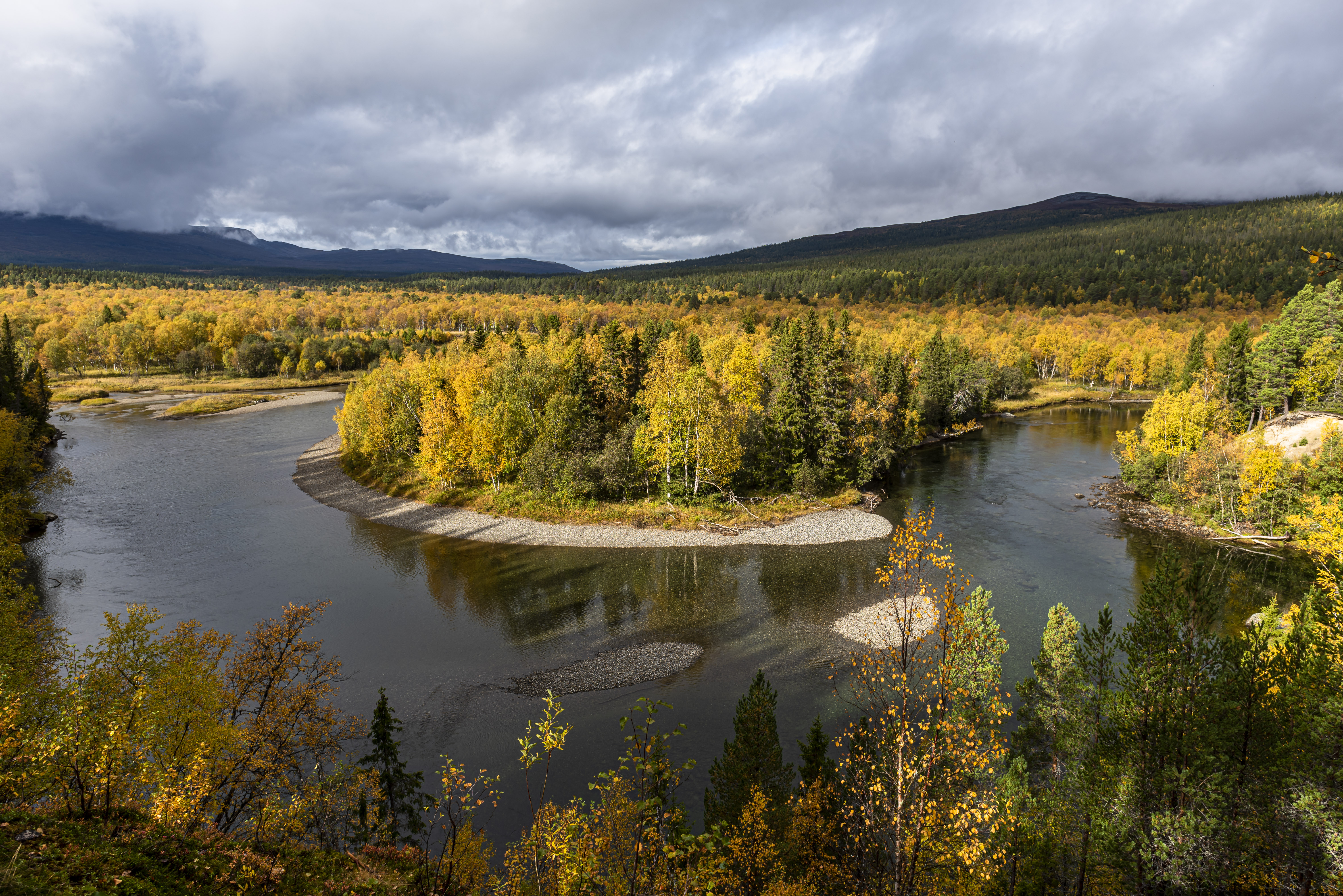 Den vackra naturen och Vålån som slingrar sig genom landskapet